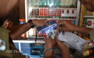 KENAIKAN CUKAI : Perusahaan Rokok Mulai Kurangi Jam Kerja