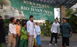 BUKBER ANAK YATIM: Rio Haryanto Targetkan 10 Besar di GP2