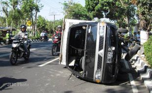 MOBIL BOKS TERGULING