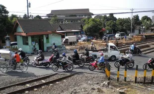 PEMBANGUNAN UNDERPASS MAKAMHAJI: Solo Tambah Macet