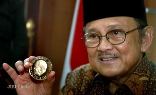 Menlu Pantau Kesehatan BJ Habibie Dua Kali Sehari