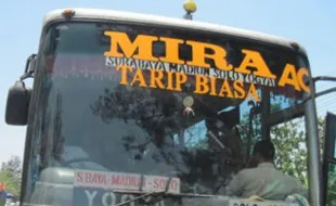 Ugal-Ugalan! Bus Mira Tabrak Truk Ayam di Madiun, 1 Orang Tewas