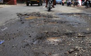 Jalan Kokap Rusak di Beberapa Titik