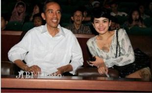 FOTO KONTROVERSIAL : Inilah Asal-Usul Foto  Jokowi dan Nikita Mirzani yang Diunggah @ypaonganan