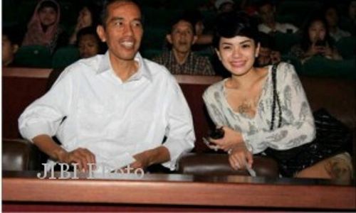 FOTO KONTROVERSIAL : Inilah Asal-Usul Foto  Jokowi dan Nikita Mirzani yang Diunggah @ypaonganan