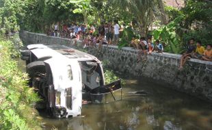 BUS NYEMPLUNG KALI