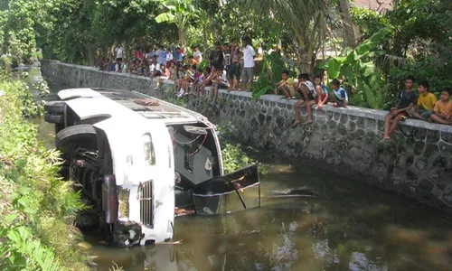 BUS NYEMPLUNG KALI