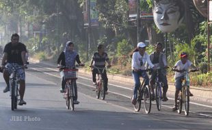  WARGA BERSEPEDA DI JL SLAMET RIYADI