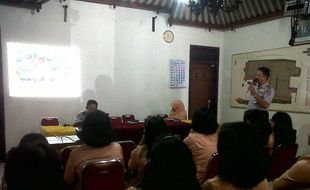 Anggota Dharma Wanita Magelang Ikuti Pelatihan Bahasa Inggris