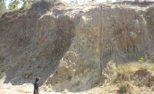 SEORANG NENEK DITEMUKAN TEWAS di Kaki Gunung Tugel