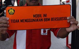 PEMBATASAN BBM: Mobil Dinas Pejabat Sukoharjo Belum Pakai Stiker BBM Non Subsidi