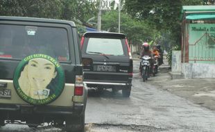 Tak Sesuai Prosedur, Penggalian Pipa Sanitasi Sebabkan Jalan Provinsi Rusak