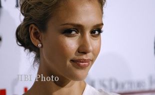  Jessica Alba Latihan Menembak