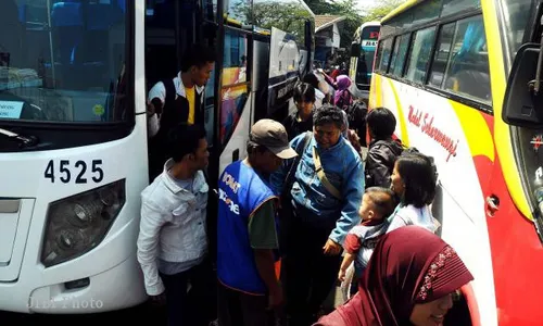 Pemudik Mulai Berdatangan di Terminal Tegalgede