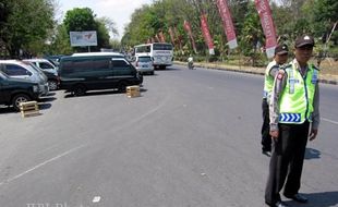 Parkir Kendaraan Wisatawan TSTJ Makan Badan Jalan