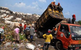 Petugas Kebersihan Lembur Sampai Malam