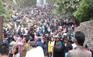 Grojogan Sewu Dipadati 75.000 Pengunjung