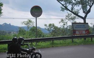 JALAN RUSAK KARANGANYAR : Jalan Alternatif Solo-Tawangmangu Rusak