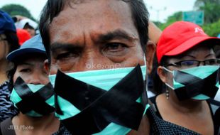 Di-PHK Sepihak, Buruh AST Demo Diam di DPRD