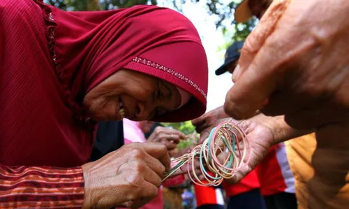 Di Balekambang Para Lansia Mengulangi Kenangan Masa Kecil