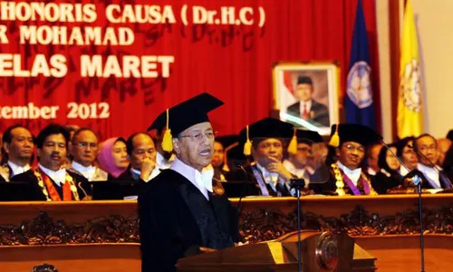 MAHATHIR MOHAMAD TERIMA GELAR DR HC