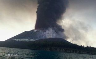 GUNUNG ANAK KRAKATAU Berstatus Waspada, Wisatawan dan Warga Dilarang Mendekat