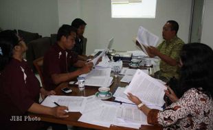 PROSES PENILAIAN LOMBA PENULISAN ARTIKEL HUT SOLOPOS