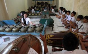 BERMAIN GAMELAN