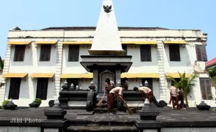 BERSIHKAN TUGU GEDUNG DHC 45