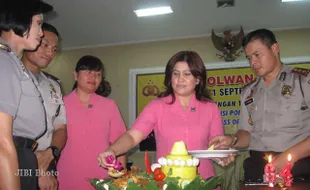 Potong Tumpeng dan Kue Tar Meriahkan Peringatan HUT Polwan