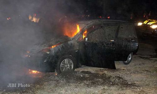 KECELAKAAN XENIA : Waspadalah Perjalanan Malam Hari! Daihatsu Xenia Ini Hangus Terbakar