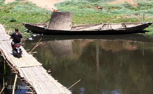 MELINTASI JEMBATAN BAMBU