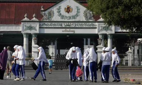 AKSI BERSIH-BERSIH ALUN-ALUN UTARA