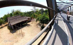 RUMAH DI BANTARAN SUNGAI BENGAWAN SOLO