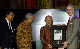 Emil Salim Terima Penghargaan WWF