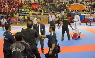 PELATIH KARATE MENGAMUK