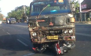 Tertabrak Angkutan Umum, Buruh Pabrik Plastik Patah Kaki