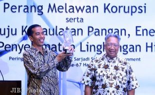 JOKOWI TERIMA SOEGENG SARJADI AWARDS