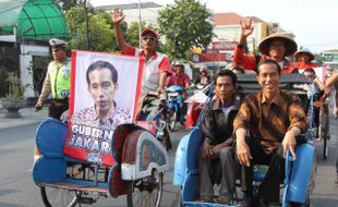 TUKANG BECAK SAMBUT KEDATANGAN JOKOWI