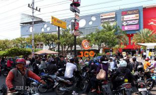 WARGA BERKERUMUN DI SEKITAR SOLO SQUARE