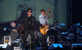 THE CHANGCUTERS & Armada Goyang Warga Solo di Alun-Alun Utara