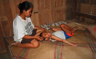 PENDERITA CEREBRAL PALSY: Hidup Kami Hanya untuk Edi...