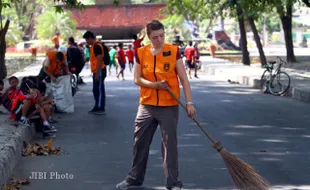 MEMBERSIHKAN SAMPAH