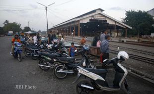 TARIF PARKIR STASIUN NAIK : Tarif Parkir di Stasiun Bisa Melonjak 10 Kali Lipat