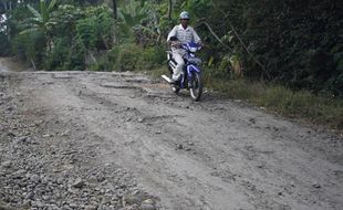 Jalan Rusak Tak Kunjung Diperbaiki, Warga Sibolong Iuran Nambal