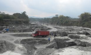  MENAMBANG PASIR DI KALI WORO