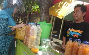 Kisah Sarjana Pilih Jualan Jamu