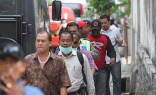 TERORISME DI SOLO: Pastikan Tak Ada Bahan Peledak, Densus Kosek Pajang