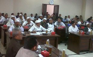 RAPERDA MIRAS: FPI Geruduk DPRD Sukoharjo