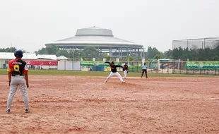 LEMPAR BOLA BISBOL